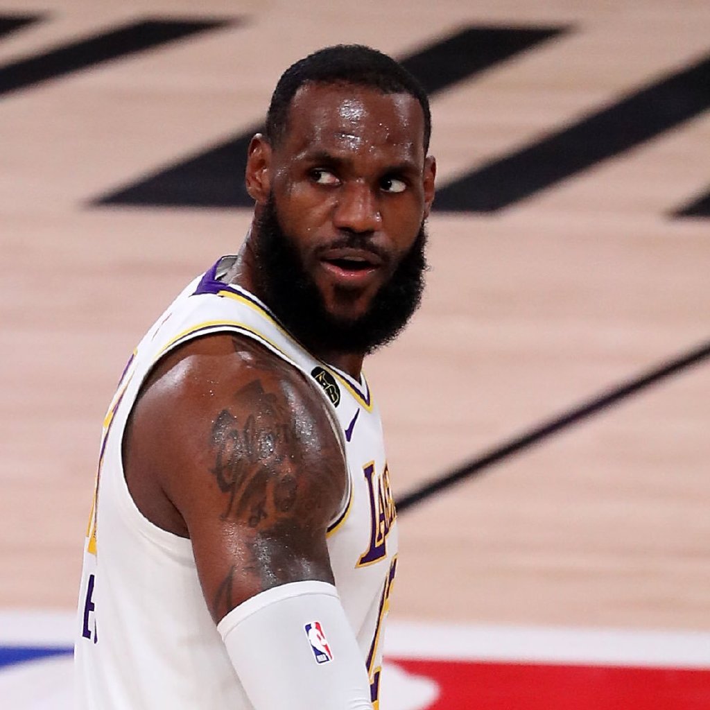 勒布朗·詹姆斯|剩1.8秒，小里弗斯晃过詹姆斯准备上篮，1秒后 湖人球迷：天哪！