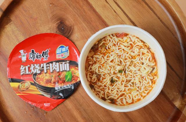 泡面▲为啥桶装泡面比袋装的贵3块，了解贵到哪里后，我宁愿买桶装的面