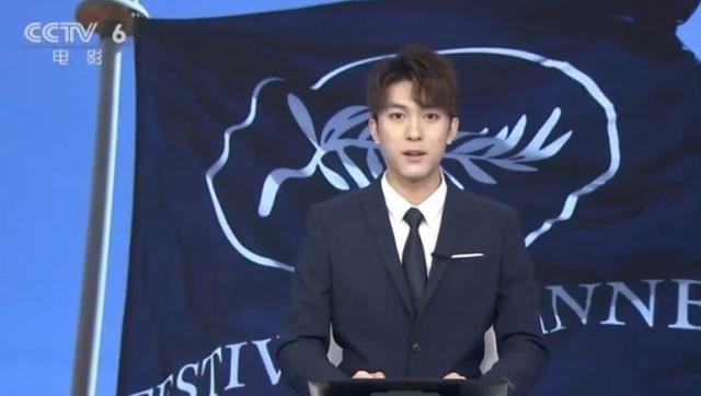 「央视」央视宝藏男主持被发现了，天生偶像男主脸，颜值高到不输当红偶像