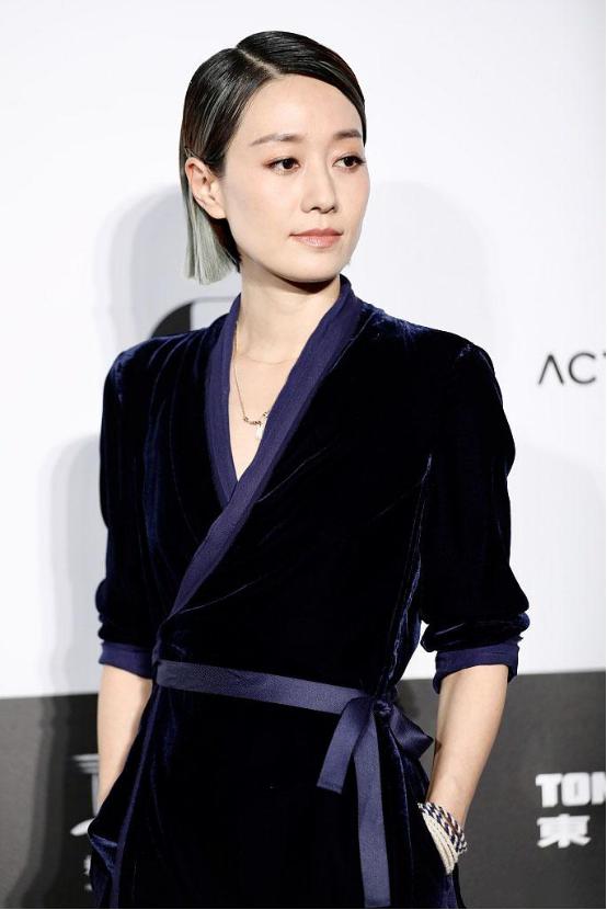 连体裤|马伊琍终于换发型了,一头挑染短发配丝绒连体裤,高级感十足