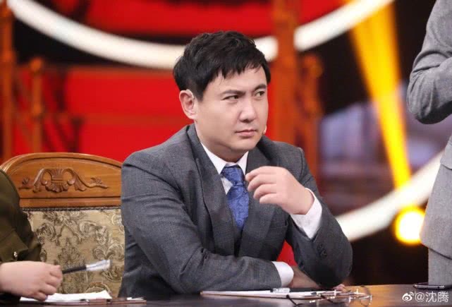 「」沈腾为父母三亚买海景别墅，下楼梯时手搀父亲，获多名销售陪同！