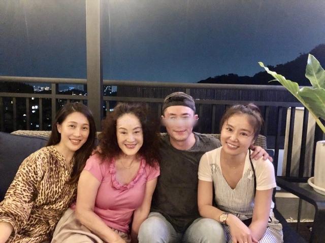 林心如|霍建华一家三口七夕聚会吃烤肉，小海豚正脸首曝光，长得像林心如