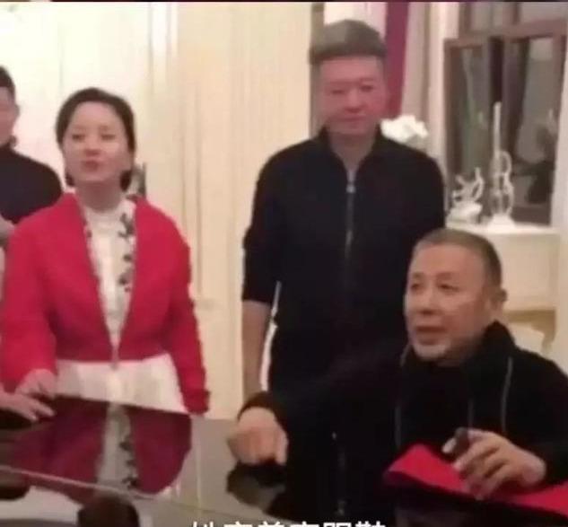 「冯小刚」京圈大佬聚会，陈道明一句话“放倒”冯小刚。网友：太狠、够味！