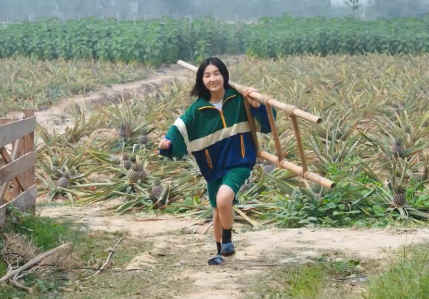 [张子枫]张子枫录综艺懒得涂粉底，镜头给出脸部特写，才知18岁皮肤多真实