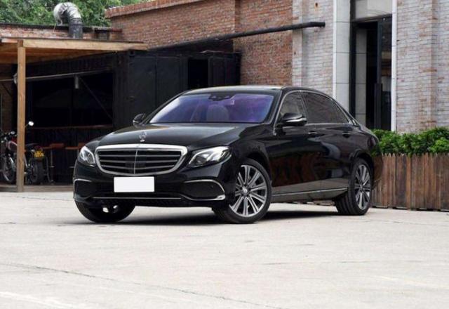 「长安汽车」为何开上奔驰还被人瞧不起？内行人：大标跟立标不是一个档次好吗