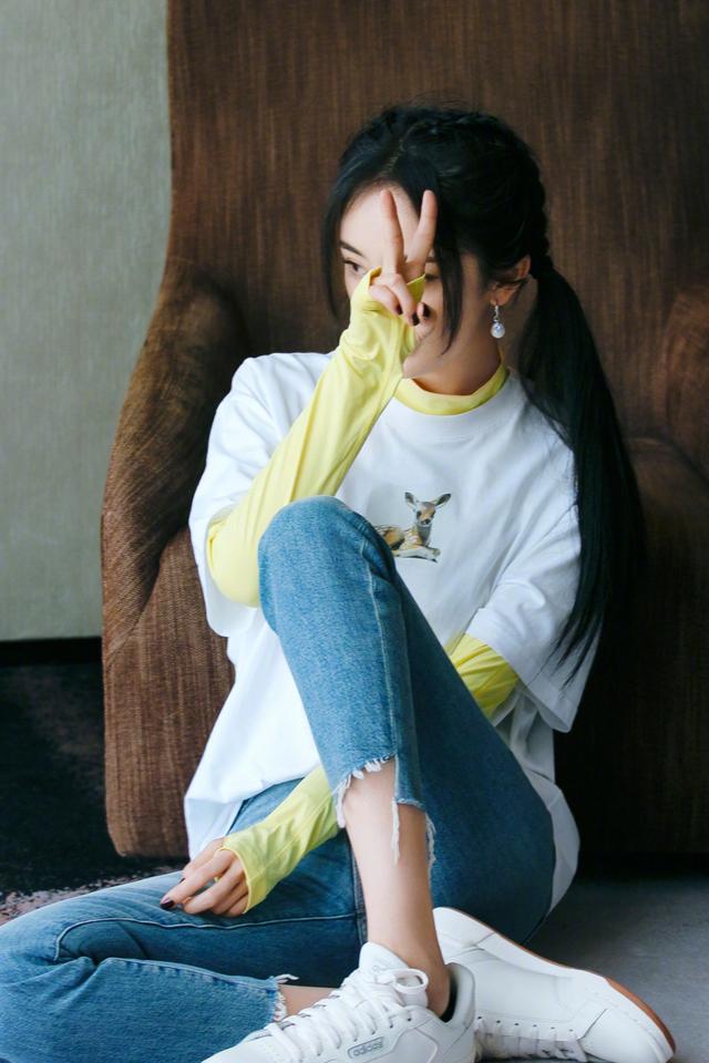 杨幂|杨幂新造型美到爆！扎蜈蚣双马尾编发超减龄，自带神仙颜值好少女