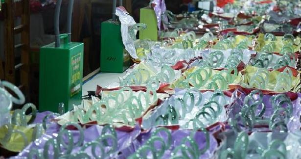「翡翠」你知道翡翠怎么交易吗？我们购买翡翠饰品应该去哪里？