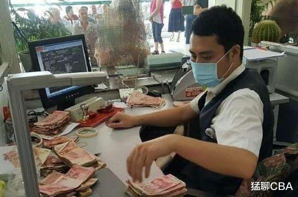 金融危机|银行行长透露:明年是最穷一年,现在开始好好珍惜你手里的现金!