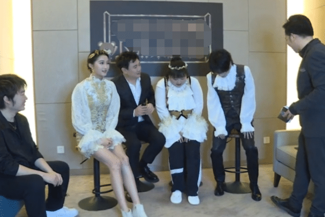 【贾玲】贾玲以为自己的腿不算粗，谁知在撩起裤腿那刻，王牌家族的反应亮了