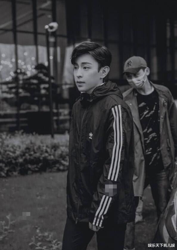 邓伦■《极限挑战》新一季路透大换血,邓伦西装好帅,郭京飞雷佳音被整一身绿搞笑