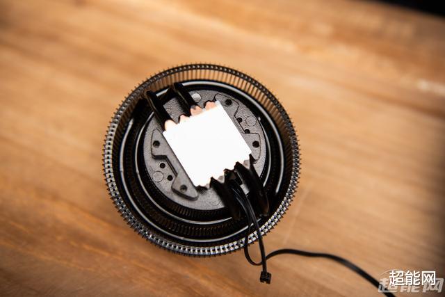 散热器|Tt飓风散热器图赏：传承颜值的下压式散热