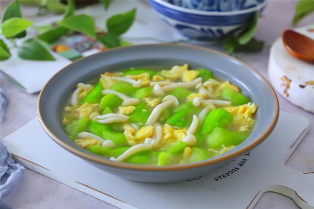 「小龙虾」5月要多喝丝瓜汤,丝瓜和它搭配煮汤是绝配,鲜味十足比肉汤过瘾