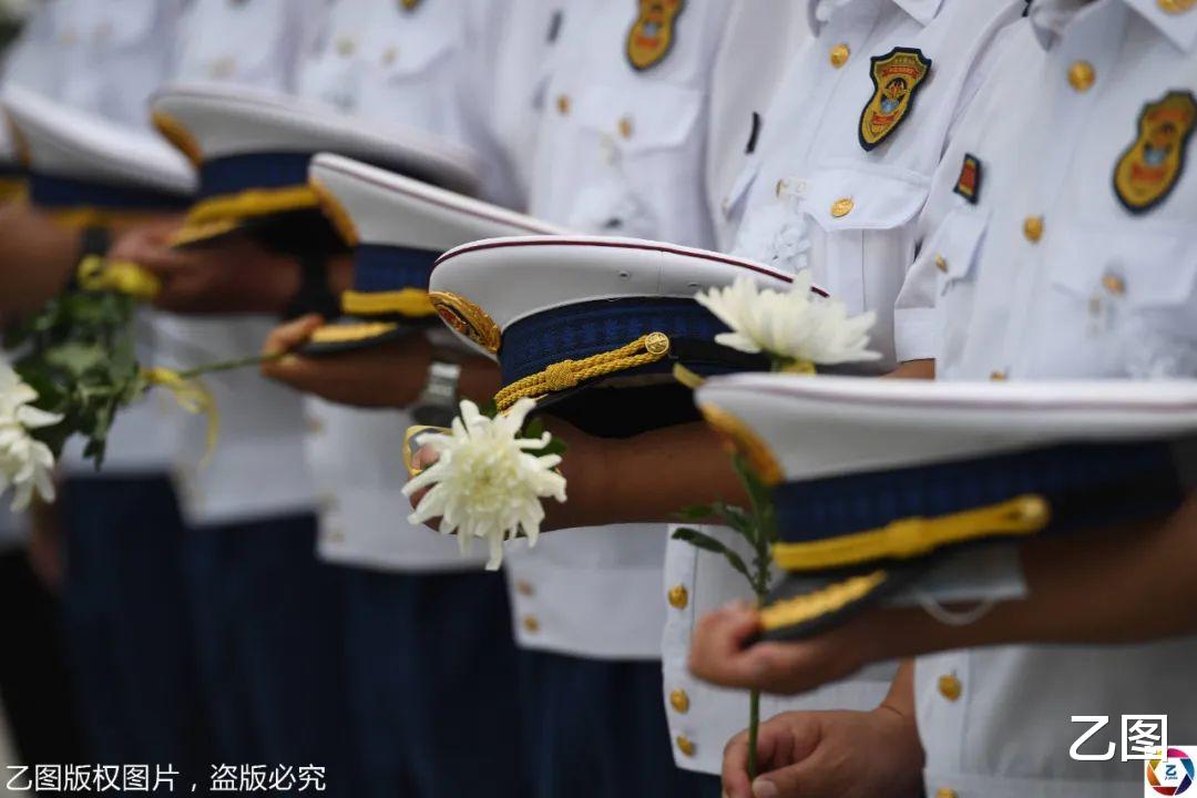 江门|送别抗洪英雄陈陆，牺牲时给儿子的礼物还没送出，妻子哭成泪人