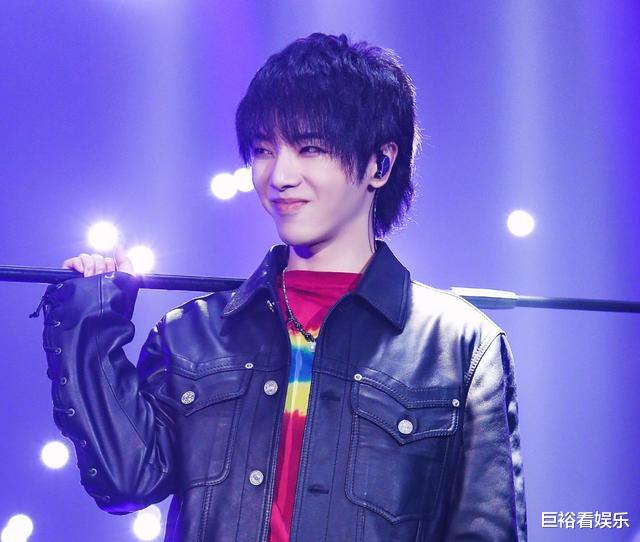华晨宇|“演唱会开成大合唱”的歌手,华晨宇、许嵩还行,他才是真王者!