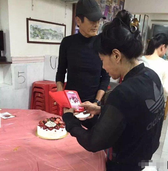 #贾静雯#成龙60大寿257位明星到场，而周润发60大寿，竟是这番景象！