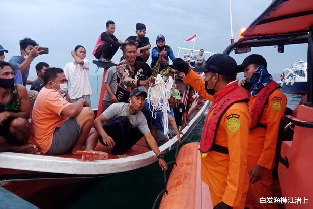 照片: 印尼飛機失事現場, 飛機殘骸和“人體殘肢”在從海上被拉起-圖8