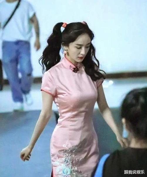 『杨幂』34岁杨幂扮嫩翻车!穿旗袍扎双马尾,肌肤松弛法令纹明显