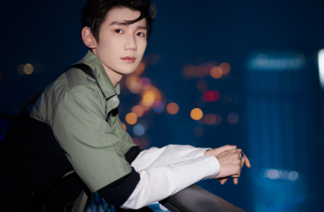 「王源」王源回国后“放飞自我”，留学时没敢留长发，回家后颜值帅回巅峰