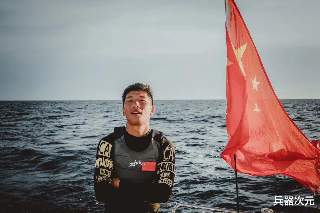 「海盗」中国男子驾船进入海盗湾，无助时刻052战舰赶来：需要护航吗？
