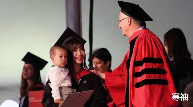 寒袖|17岁女生未婚先孕，不听家人反对坚持生下，博士毕业带着娃去颁奖