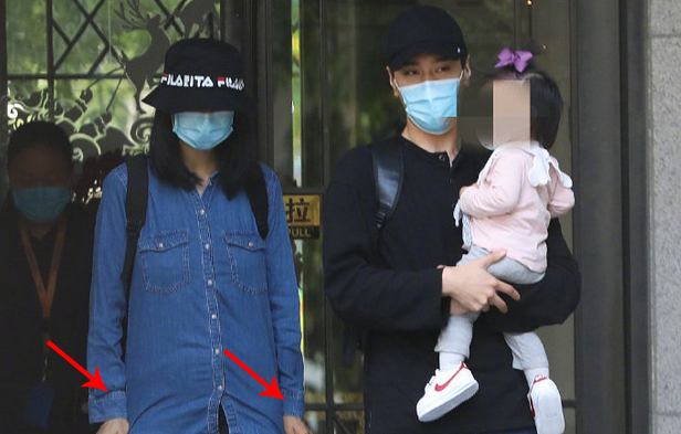[高圆圆]赵又廷抱女儿现身爸爸力十足，高圆圆身材发福肚子微隆