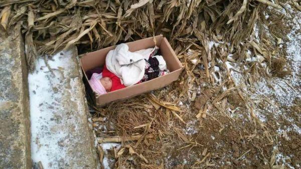 神鸟知讯资讯站|男婴被父母遗弃在厕所杂物间，身上一丝不挂还有脐带 网友：刚生下