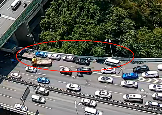 混凝土|突发！贵阳西二环多车相撞，交通缓行……