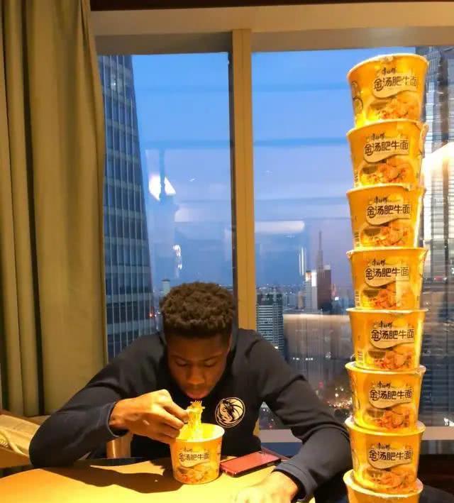 [字母哥]NBA球员胃口有多大？奥尼尔五分钟吃36个热狗，字母哥爱上泡面！