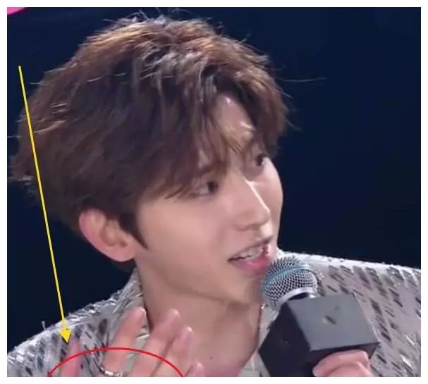 「蔡徐坤」蔡徐坤鼻子怎么了?直播中突然“歪到一边”,伸手想挽救都来不及