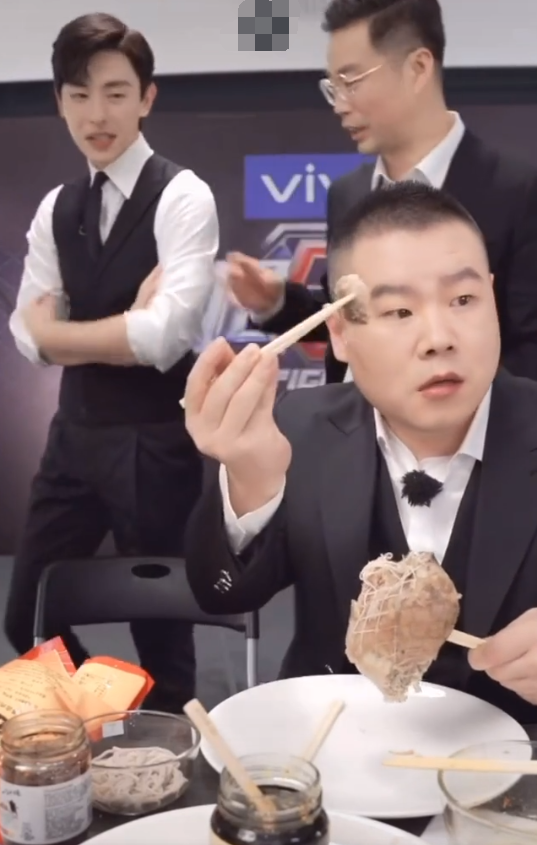 #岳云鹏#岳云鹏吃肘子，谁注意王迅的举动？极挑成员关系好坏一目了然