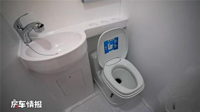 房车■续航500公里的新能源房车，自带“发电机”充电省事儿，住一家6口