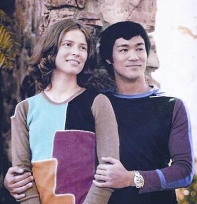 李小龙▲李小龙出殡，扶灵之人来头颇高，无人敢惹，一般人难以胜任