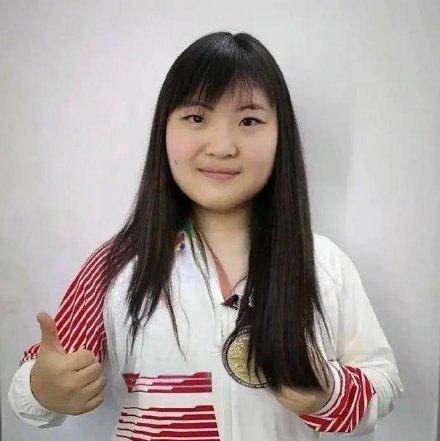 『Uzi』LPL众多职业选手被P女装照，UZI齐刘海，Godv短发，乐言毫无违和感！