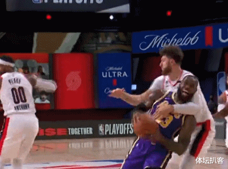 勒布朗·詹姆斯|疯狂2+1！35岁詹姆斯霸气耸肩，打爆努尔基奇，对手缠绕抱住他
