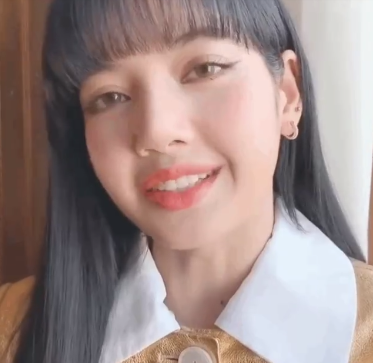 「lisa」Lisa自拍忘开滤镜，离开十级美颜后，凑近看清脸蛋，再不羡慕了