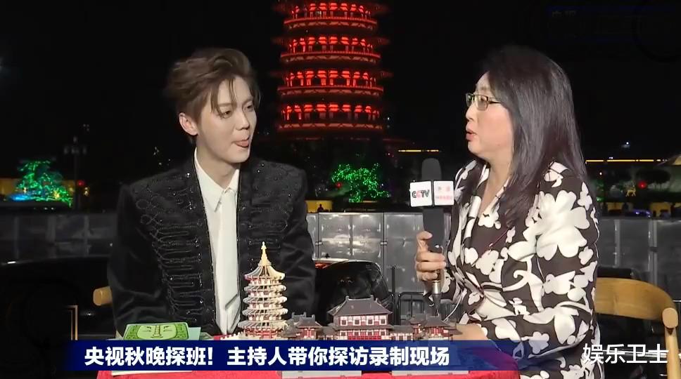 鹿晗|鹿晗参加央视中秋晚会，尬笑回应春晚时叫主持人阿姨，吴亦凡陈伟霆被cue