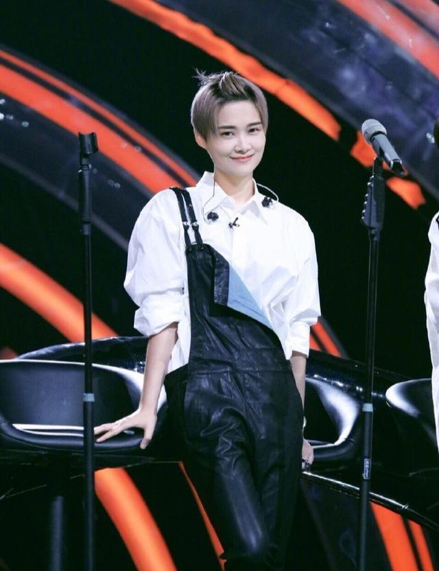 李宇春|李宇春造型遭质疑，网友留言“身为一个妈妈，求你别这样”