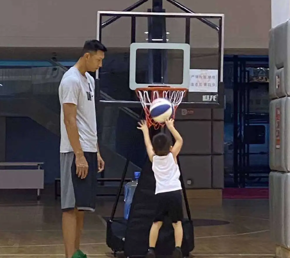 易建联：?易建联的儿子曝光！这都开始打篮球了！网友：比周琦有希望！