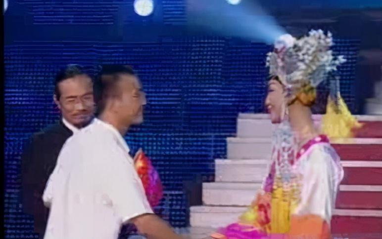 李玉刚|被春晚拒绝过6次，曾想不开自杀，如今成一级演员，享国家津贴