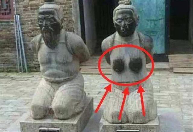 岳飞@岳飞墓前原本跪着5个人，如今只剩下4个，是谁不用跪了？