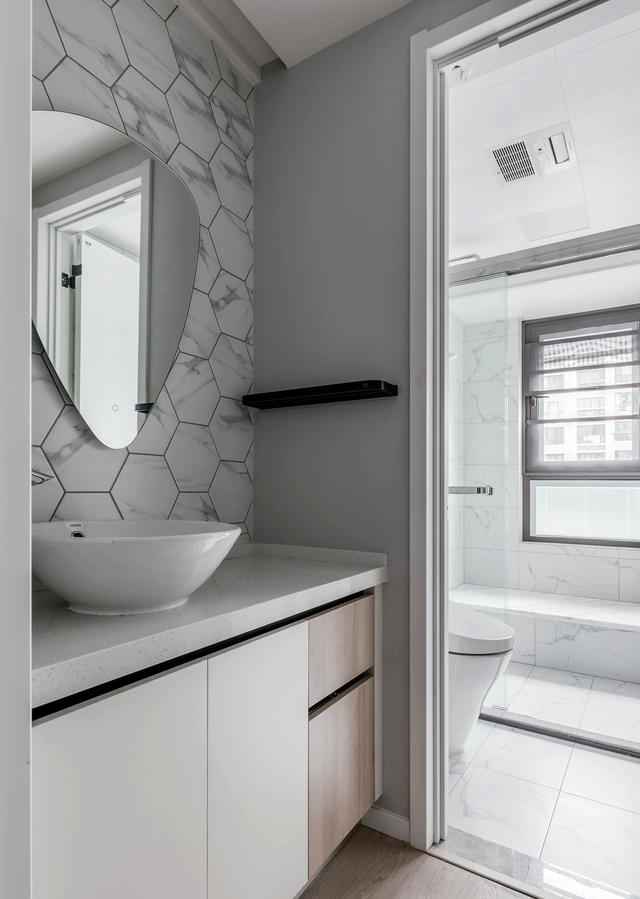 老年小妙招|她家140㎡，客厅坚持用绿色上墙，客厅不挂电视机，有颜值有收纳