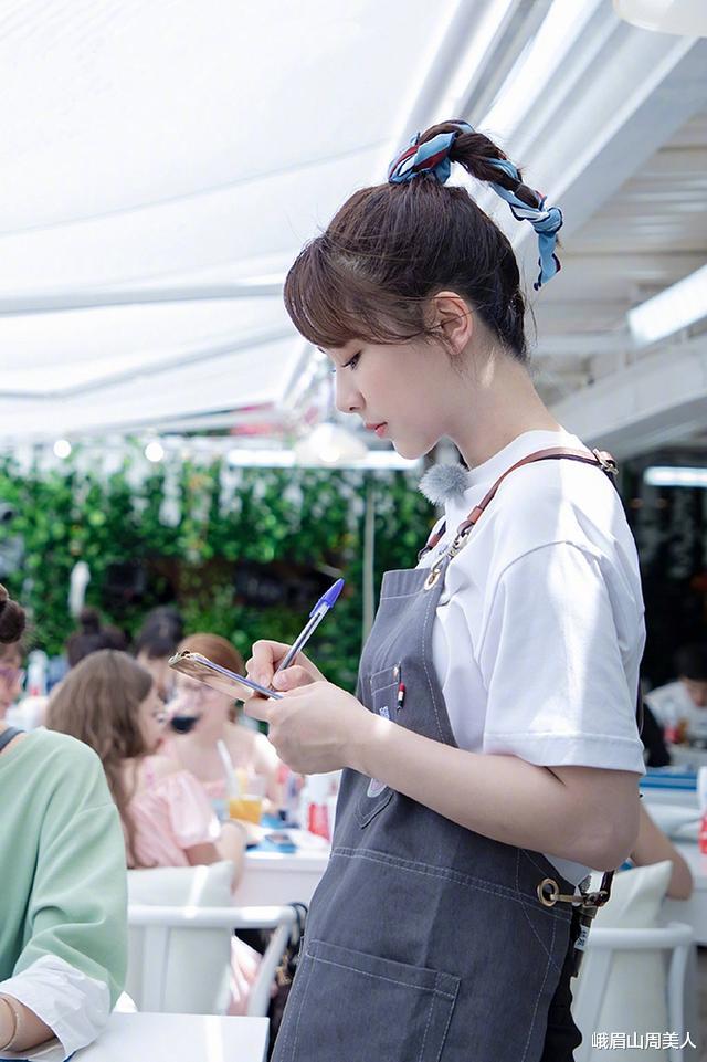 迪丽热巴▲头发长了别披着！今年流行迪丽热巴的“香蕉头”，时髦减龄有气质