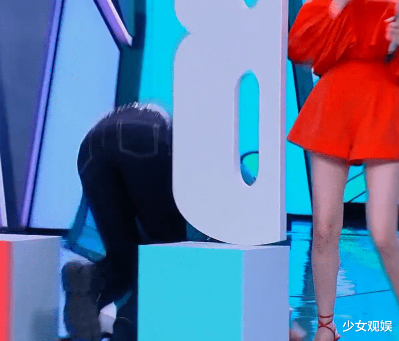 『迪丽热巴』《快本》黄景瑜意外往后倒,见热巴下意识动作,避嫌与否很显然