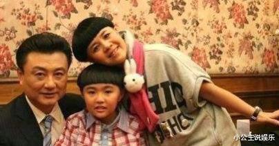 刘纯燕|“金龟子”刘纯燕21岁女儿近照，五官精致，与男友最萌身高差