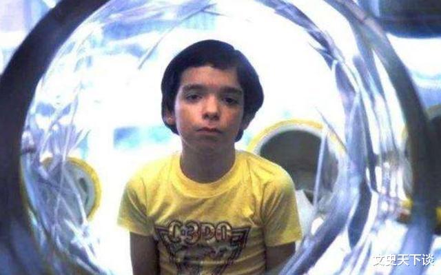 文史天下谈|“泡泡男孩”：12岁才走出隔离罩，在死亡前才首次触摸到妈妈