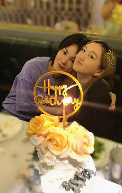 王菲|50岁王菲带女儿李嫣夜访美发店，期间烟酒不离手，却冻龄好似少女