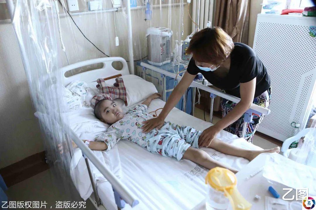 乙图|贵州7岁男孩一场病后眼睛上长了个“怪物”，每天喊痛，爸妈心碎