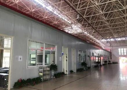 济宁|济宁一小学近500名新生在临时板房上课,多人头晕流鼻血