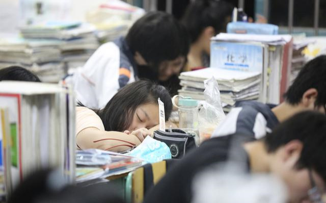 『考试』高考刚好踩线，考生不选择复读，却选择“走专科”？原因很真实！