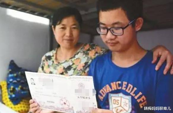 大学|收到录取通知书,父母很开心打开却哭了,懂事的孩子选择“复读”
